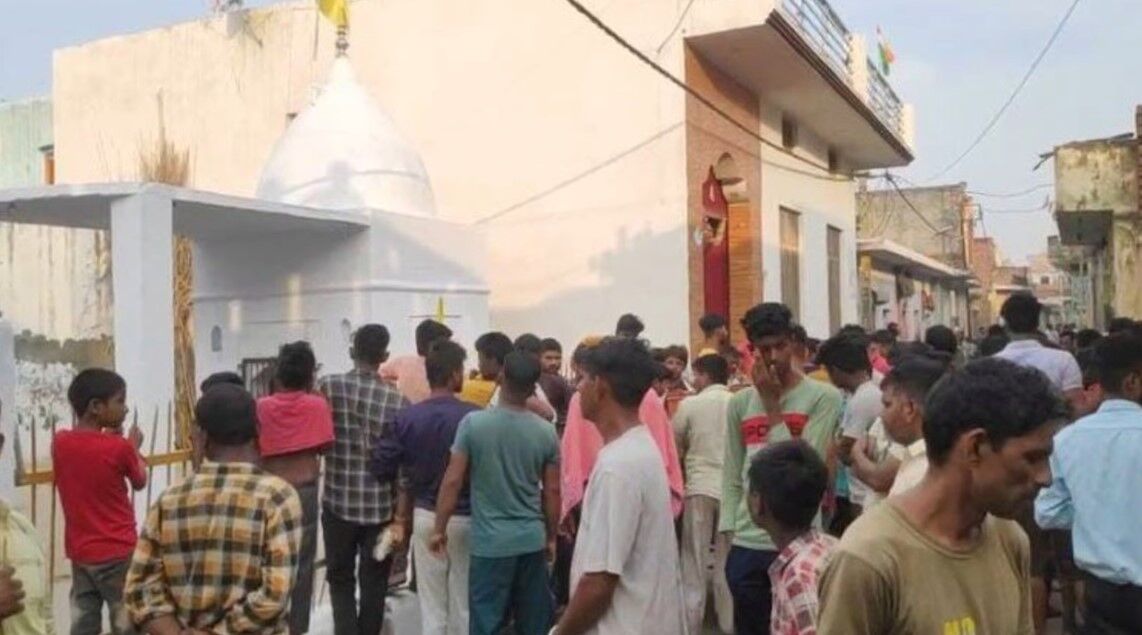 Shamli News: शामली के मंदिर में मांस का टुकड़ा फेंकने पर तनाव, भारी पुलिस तैनात, ये है पूरा मामला