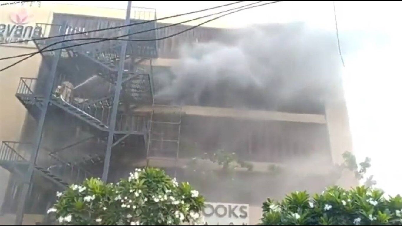 Lucknow Fire Update: आग लगने के बाद लखनऊ लेवाना पहुँचे सीएम योगी, राजनाथ सिंह व बृजेश पाठक ने भी लिया जायजा