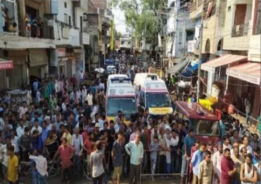 Prayagraj News: जर्जर मकान का छज्जा गिरने से मलबे में दबकर चार लोगों की मौत,आधा दर्जन घायल