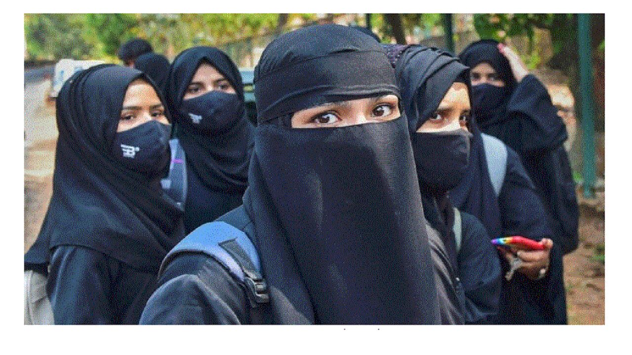 Hijab controversy : अगर हिजाब पर बैन लगा तो लड़कियां मजबूर होकर मदरसा चली जाएंगी, जस्टिस धुलिया बोले - ये कैसी दलील है
