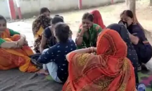 Jalaun News: यूपी सरकार के कैबिनेट मंत्री  स्वतंत्र देव सिंह पर सपा नेता ने भतीजे की हत्या का आरोप, धरने पर बैठी महिलाओं को जबरन उठाया