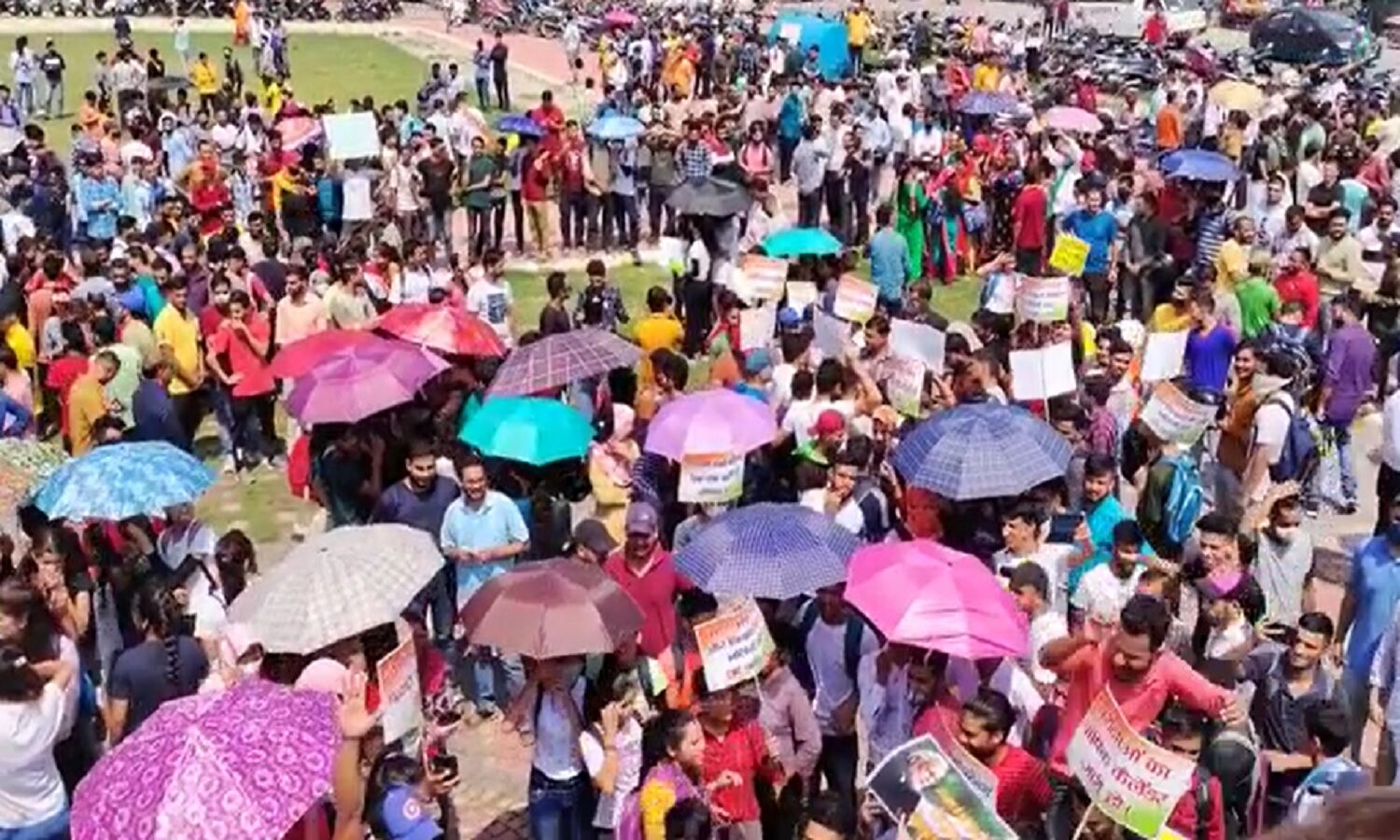 Uttarakhand Bharti SCAM : गोपेश्वर के बाद अब देहरादून के युवा भी उतरे सड़कों पर, भर्ती घोटाले को लेकर राजधानी में जोरदार प्रदर्शन