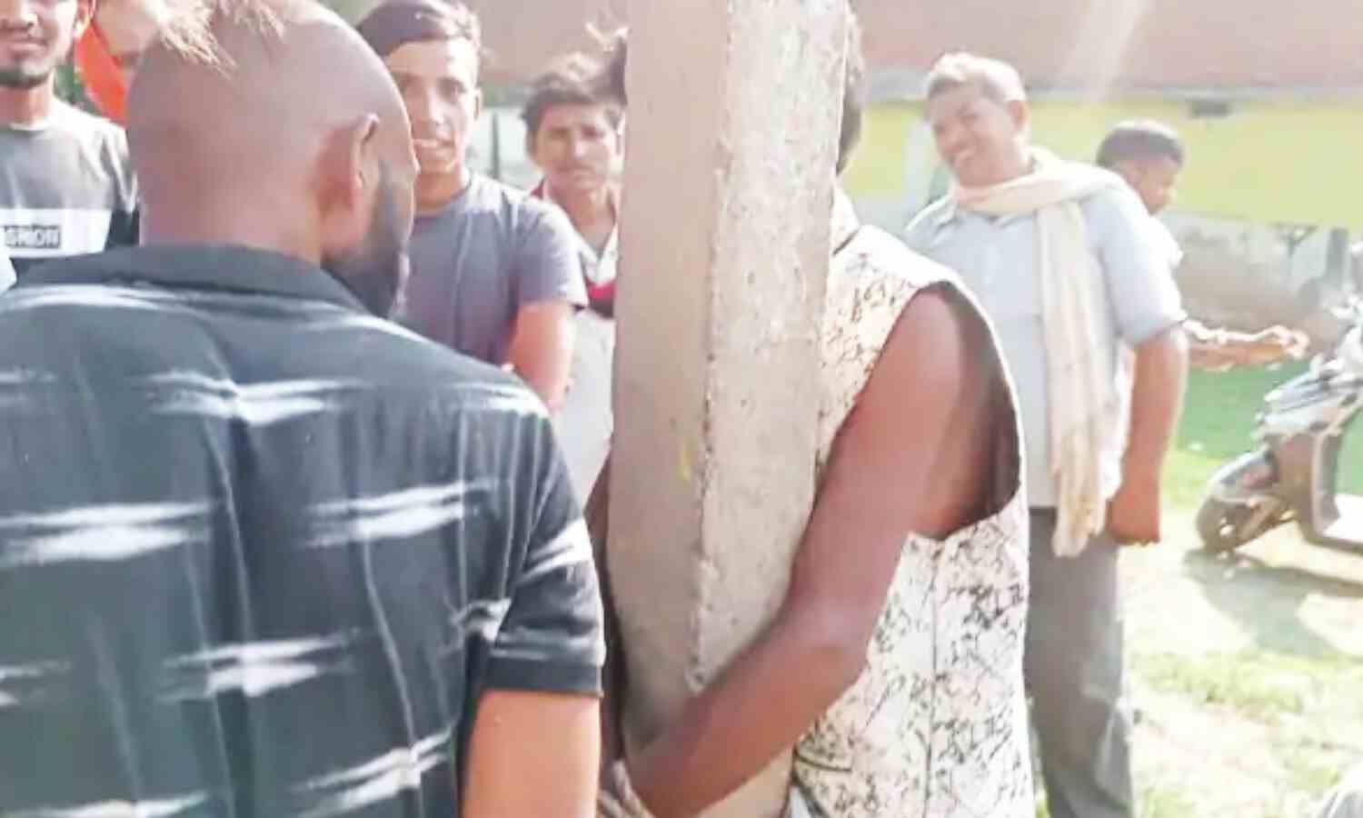 Madhya Pradesh News : ग्रामीणों ने युवक पर लगाया बच्चा चुराने का आरोप, बिजली के खंभे से बांधकर बेरहमी से पीटा, Video Viral