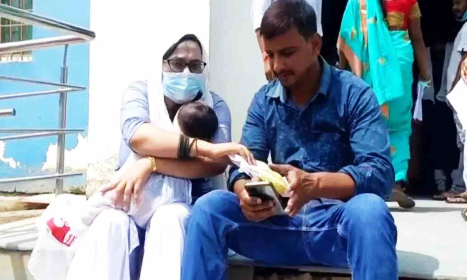 अस्पताल में महिला ने किया जमकर हंगामा, डॉक्टरों पर लगाया बिना अनुमति कॉपर-टी लगाने का आरोप, कहा - परेशानी दिखाने आई तो कहे अपशब्द