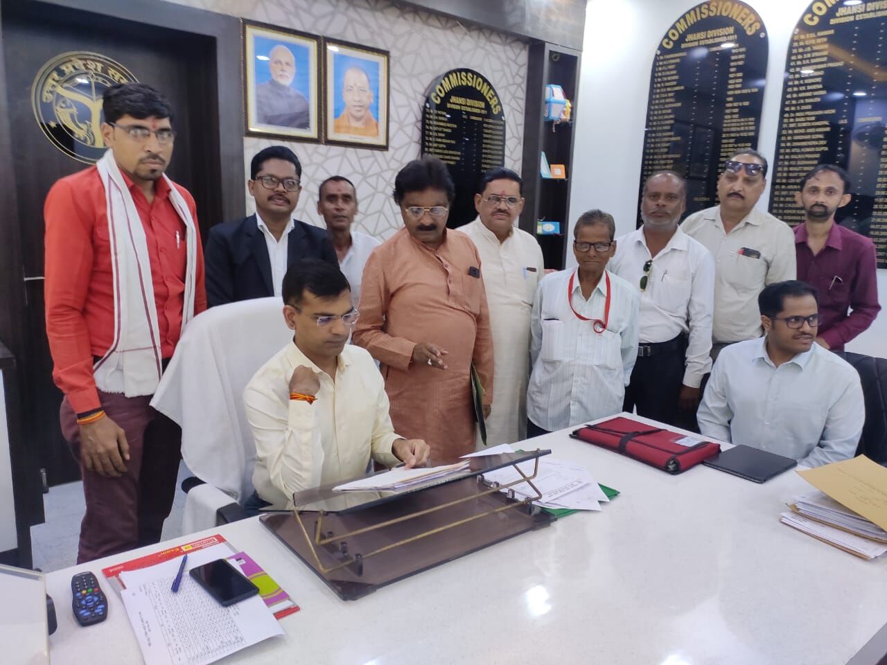 Bundelkhand News: बुंदेलखण्ड के सबसे पुराने महारानी लक्ष्मीबाई मेडिकल कॉलेज में चिकित्सा व्यवस्था धड़ाम, मेडिकल स्टॉफ की है भारी कमी