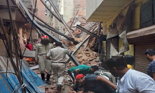 Delhi : आजाद मार्केट में भड़भड़ाकर गिरी चार मंजिला इमारत, हादसे में 3 की मौत, कई मजदूरों के मलबे में दबे होने की आश्ंाका