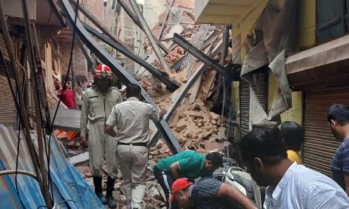 Delhi Azad Market: दिल्ली में निर्माणाधीन 4 मंजिला इमारत गिरी, 3 मजदूरों की मौत, 7 लोगों के दबे होने की आशंका Delhi Azad Market: दिल्ली में निर्माणाधीन 4 मंजिला इमारत गिरी, 3 मजदूरों की मौत, 7 लोगों के दबे होने की आशंका