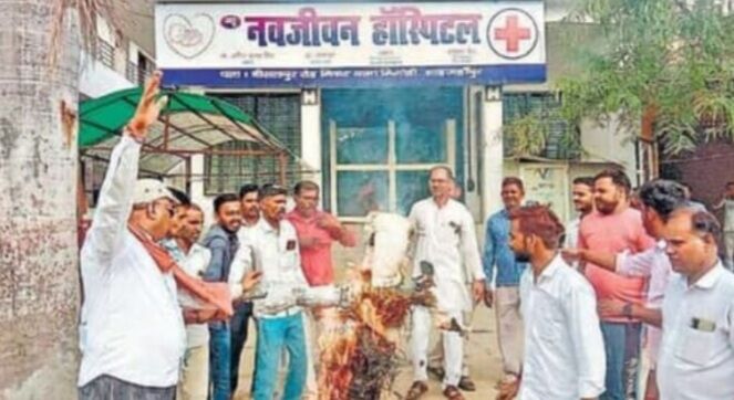 Shahjahnpur News: मुस्लिम परिवार ने लिया हिंदू बच्चे को गोद तो कट्टरपंथियों को नहीं हुआ बर्दाश्त, बच्चा चोरी का अस्पताल पर दर्ज करवा दिया मुकदमा Shahjahnpur News: मुस्लिम परिवार ने लिया हिंदू बच्चे को गोद तो कट्टरपंथियों को नहीं हुआ बर्दाश्त, बच्चा चोरी का अस्पताल पर दर्ज करवा दिया मुकदमा