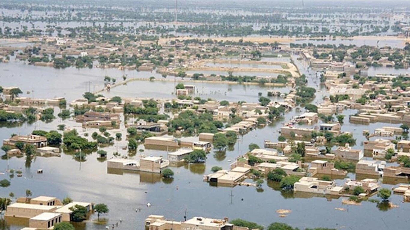 Pakistan Flood News: पाकिस्तान में बाढ़ ने लिया रौद्र रूप, पूरा इलाका बन गया समुद्र, प्रधानमंत्री शरीफ ने किया बाढ़ प्रभावित क्षेत्र का दौरा