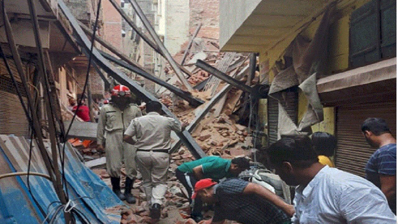 Delhi : आजाद मार्केट में भड़भड़ाकर गिरी चार मंजिला इमारत, हादसे में 3 की मौत, कई मजदूरों के मलबे में दबे होने की आश्ंाका