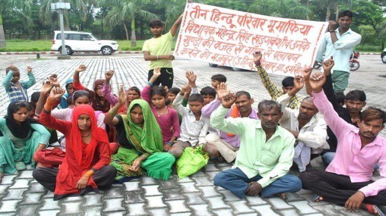 Amroha News : हसनपुर से भाजपा विधायक पर गंभीर आरोप, दबंगई व कबजा करने के डर से पलायान को मजबूर तीन परिवार