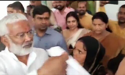 Ballia News: चौकी इंचार्ज की शिकायत महिला ने मंत्री से की तो भकोसने लगे काजू, बेटी पर बुरी नजर रखता है बलिया का यह चौकी इंचार्ज