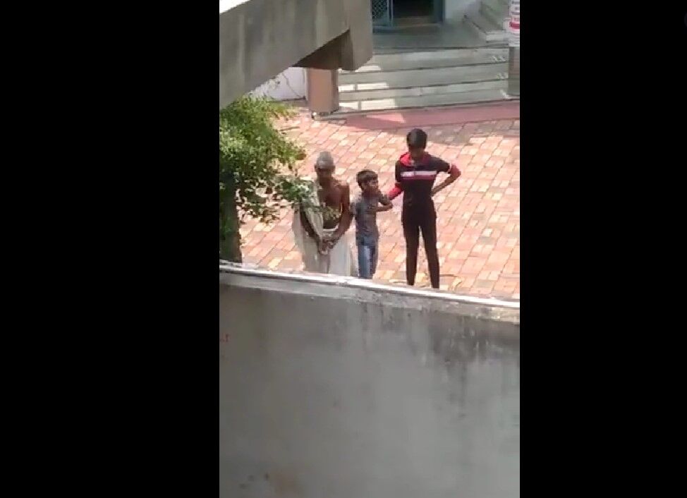 Sagar News : मंदिर में थाली से बादाम चोरी करने के शक में पुजारी ने 11 साल के बच्चे को बांधकर पीटा - Video Viral