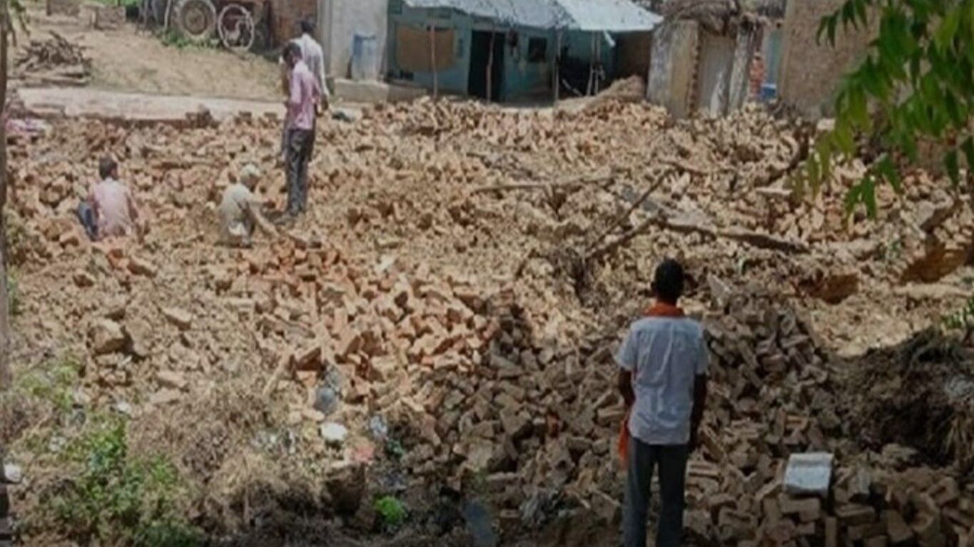 Fatehpur News In Hindi: प्रधानपति ने गरीब वृद्ध महिला के घर पर चलाया बुलडोजर, जानिए पूरा मामला Fatehpur News In Hindi: प्रधानपति ने गरीब वृद्ध महिला के घर पर चलाया बुलडोजर, जानिए पूरा मामला