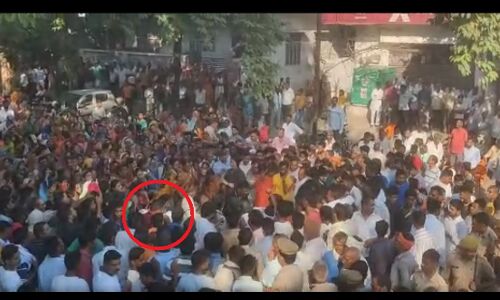 Pilibhit News : पीलीभीत में पुलिस की लापरवाही पर भड़की पब्लिक, व्यापारी का शव सड़क पर रखकर हाईवे किया जाम, जानिए क्या है पूरा मामला