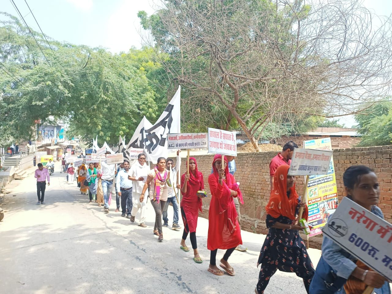 Karauli News: सूचना एवं रोजगार अधिकार अभियान ने फिर से शुरू किया जवाबदेही यात्रा, करौली जिला मुख्यालय पर पहुंची यहां पर यात्रा में लोगों की शिकायतें लिखीं