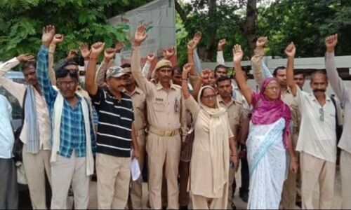 Banda News: आर्थिक तंगी से जूझ रहे पीआरडी जवान,प्रदर्शन कर मांगी ड्यूटी, पीआरडी जवानों की ऑनलाइन ड्यूटी कब से लगेगी?