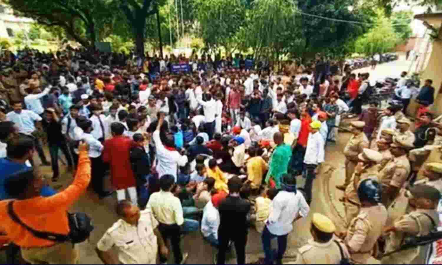 Allahabad University News : इलाहाबाद यूनिवर्सिटी में फीस वृद्धि के विरोध में छात्र जन आक्रोश मार्च, अखिलेश यादव ने भाजपा सरकार को घेरा