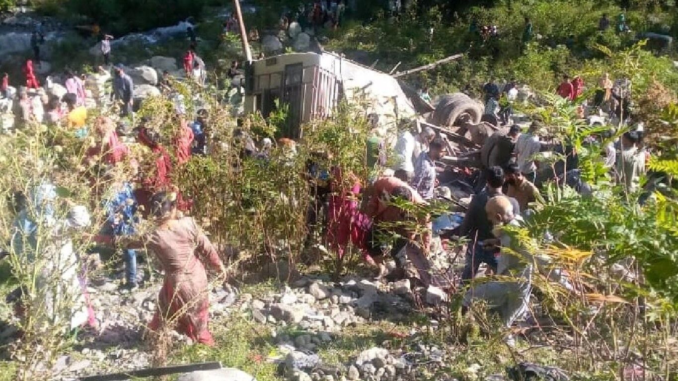 Jammu Kashmir : जम्मू कश्मीर में खाई में गिरी 36 यात्रियों से भरी बस, 11 की दर्दनाक मौत, मचा कोहराम