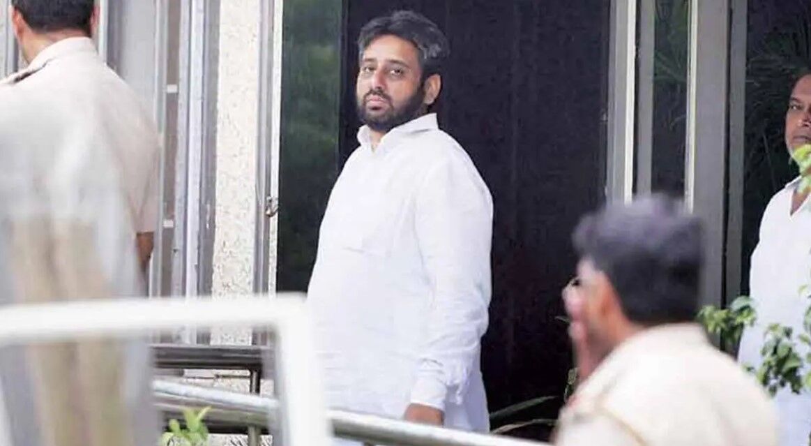 Amanatullah Khan Arrested: ACB के छापे के बाद AAP विधायक अमानतुल्लाह खान गिरफ्तार, करीबियों के घर मिले कैश