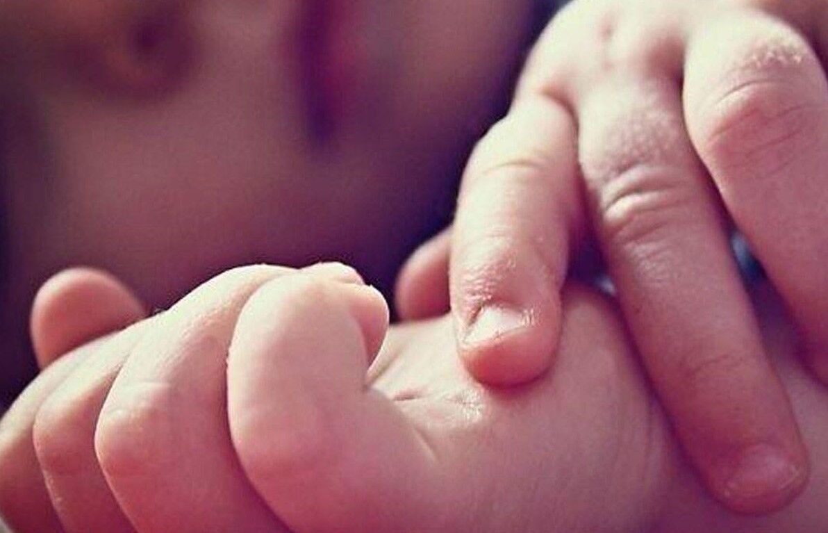 Banda News: योगी राज में अस्पतालों का बुरा हाल,  हजार रूपये सुविधा शुल्क नर्स को नहीं दिया तो गर्भवती को भगाया, प्रसूता ने रेलवे पटरी के पास दिया बच्ची को जन्म