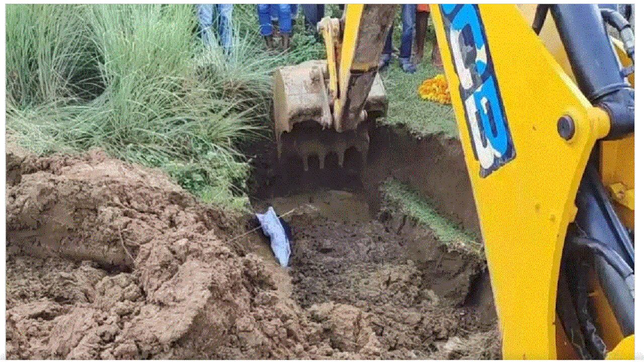 लखीमपुर खीरी से आई झकझोर देने वाली घटना, छेड़छाड़ और पिटाई के बाद लड़की की मौत, पुलिस ने JCB से गड्ढा खुदवाकर दफना दिया शव