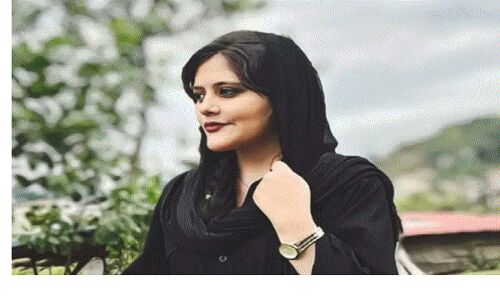 Mahsa Amini की मौत के खिलाफ हजारों ईरानी महिलाओं का उग्र प्रदर्शन, लग रहे  तानाशाह को मौत दो  के नारे