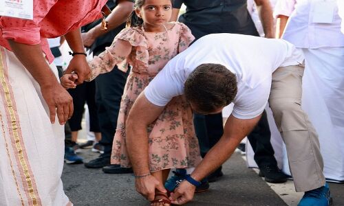 Bharaj Jodo Yatra : राहुल गांधी का एक बच्ची को सैंडल पहनाने वाला वीडियो वायरल, यूजर्स कर रहे हैं इस तरह के कमेंट