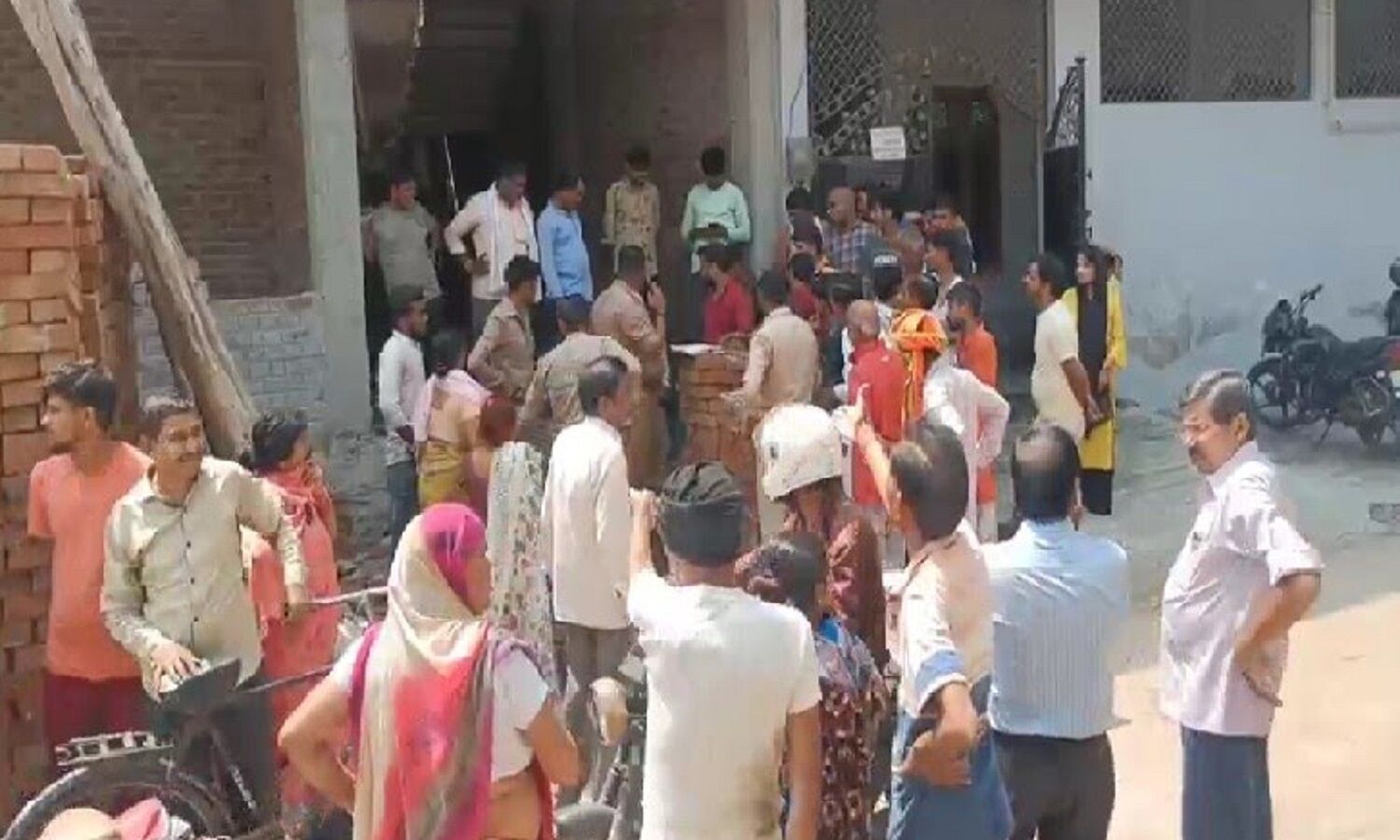 कानपुर साउथ के कर्रही में सीवर की जहरीली गैस से 3 मजदूरों की मौत, परिजनों ने लगाये बड़े आरोप