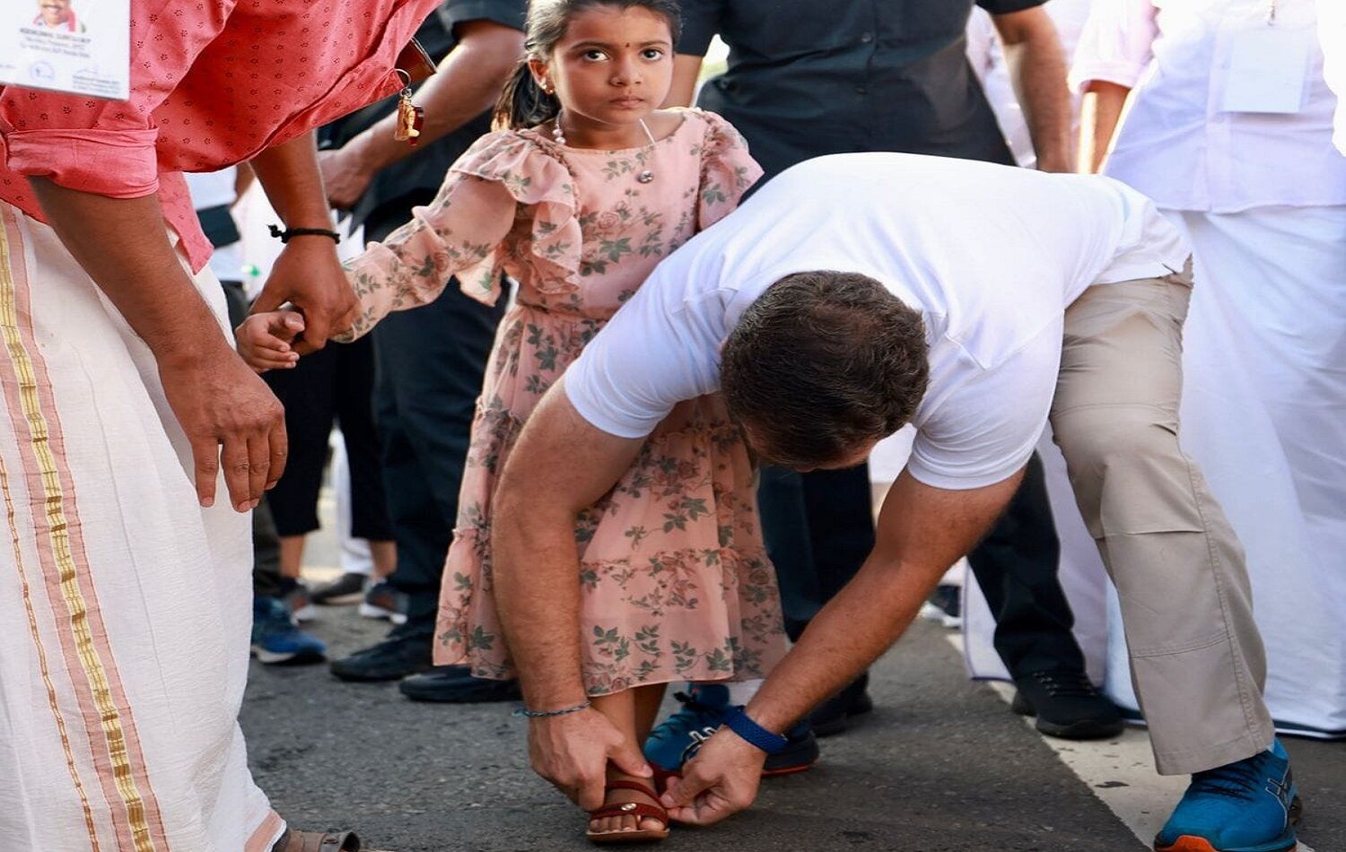 Bharaj Jodo Yatra : राहुल गांधी का एक बच्ची को सैंडल पहनाने वाला वीडियो वायरल, यूजर्स कर रहे हैं इस तरह के कमेंट