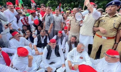 Lucknow News : मानसून सत्र से पहले ही अखिलेश के नेतृत्व में सपा का जोरदार प्रदर्शन, पुलिस ने रोका तो सड़क पर बैठे सपा मुखिया