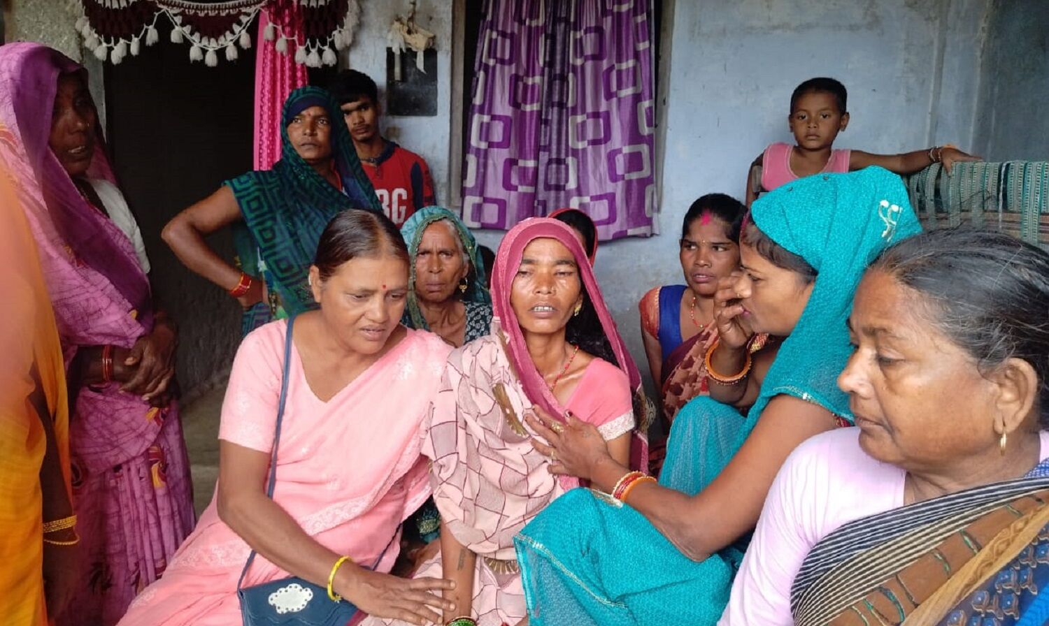 लखीमपुर खीरी में 2 दलित बहनों की अपहरण-रेप और हत्या मामले में सवालों के घेरे में पुलिस, बच्चियों की मां के साथ थाने में किया गया था दुर्व्यवहार