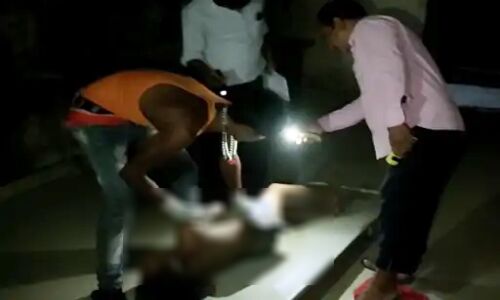 Bihar News : मोबाइल की रोशनी में हुआ बच्ची का पोस्टमार्टम, सिविल सर्जन बोले - बिजली के तार चुरा ले जाते हैं चोर Bihar News : मोबाइल की रोशनी में हुआ बच्ची का पोस्टमार्टम, सिविल सर्जन बोले - बिजली के तार चुरा ले जाते हैं चोर