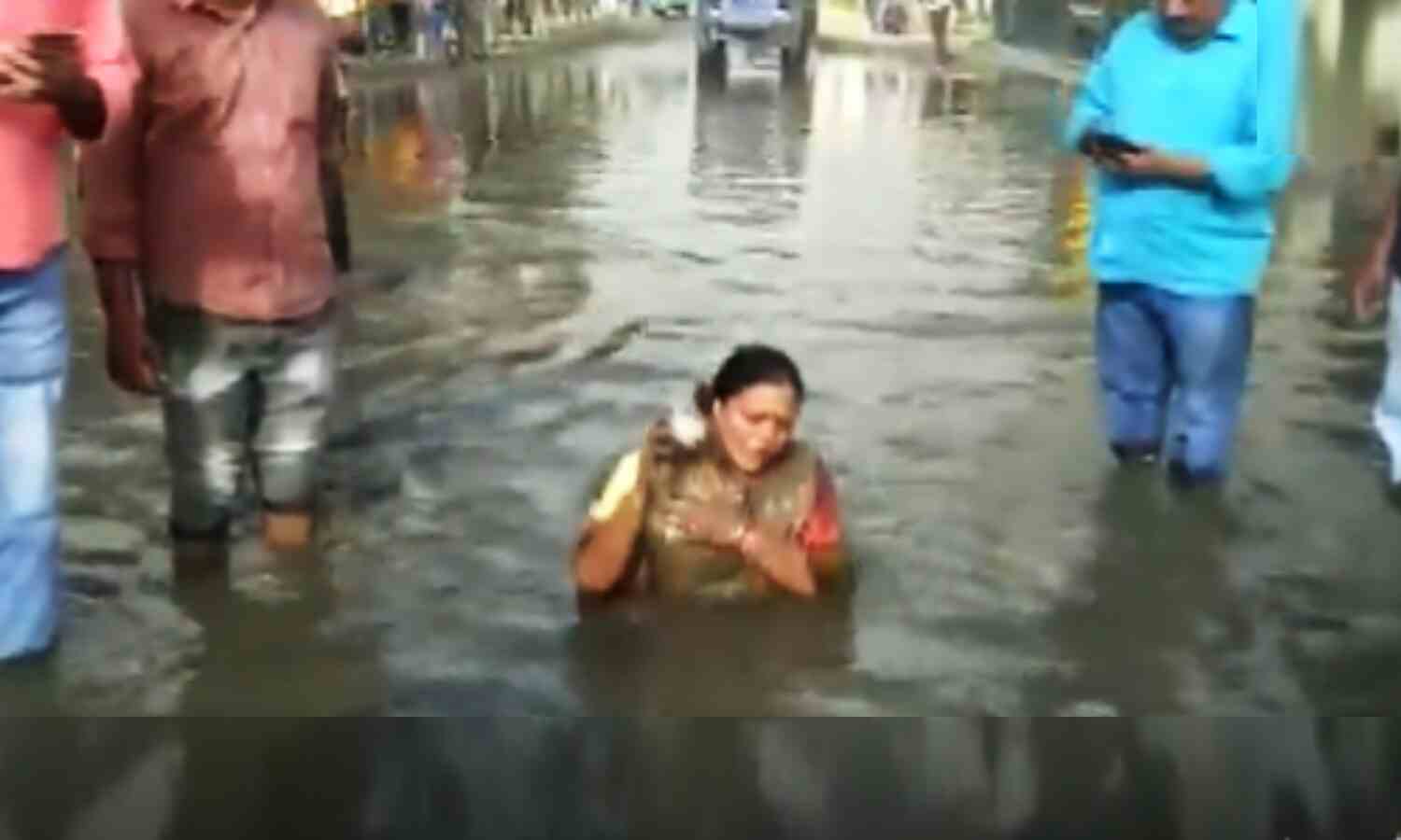 Jharkhand News : कांग्रेस विधायक बीच सड़क पर कीचड़ में लगीं नहाने, BJP पर साधा निशाना, सड़क निर्माण करने की मांग, Video Viral