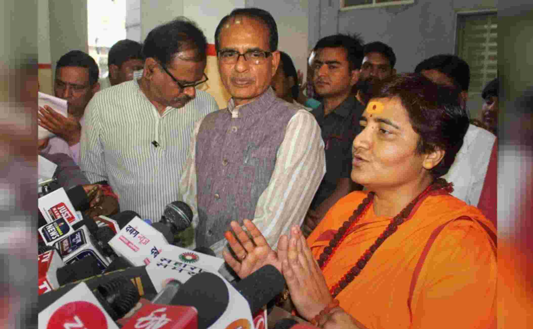 Pragya Thakur News: प्रज्ञा ठाकुर ने फिर बढ़ाई BJP की मुश्किलें, मेरे गोद लिए हुए गांव में बिक रही है लड़कियां