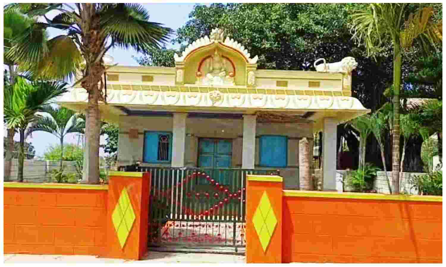 Karnataka News : दलित बच्चे ने भगवान की मूर्ति को छुआ तो पंचायत ने लगाया परिवार पर 60 हजार रुपए का जुर्माना