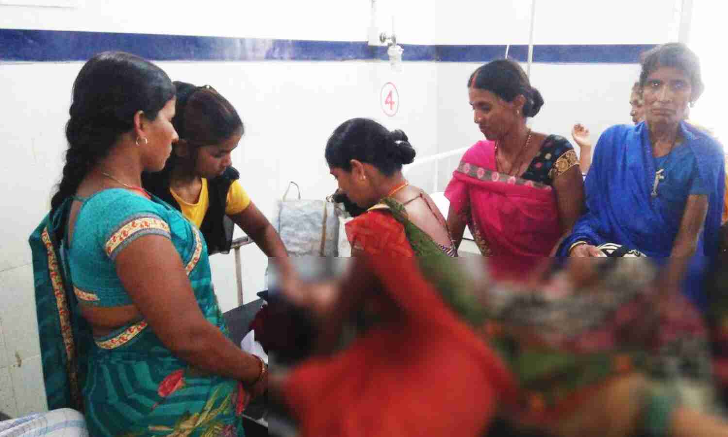Jharkhand News : अंधविश्वास का आधुनिक रूप, अस्पताल में भर्ती मरीज का वीडियो कालिंग से किया झाड़-फूंक