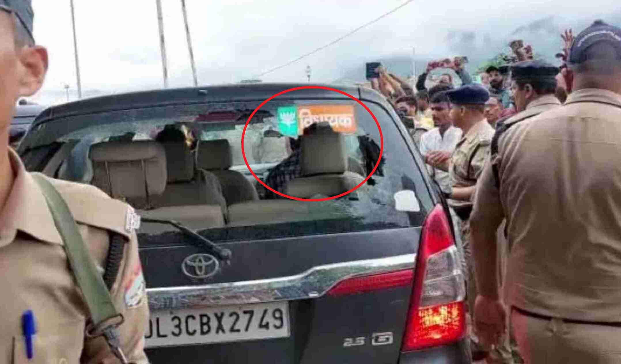 पुल्कित के रिजॉर्ट में आगजनी के बाद गुस्साए लोगों का यमकेश्वर MLA रेनू बिष्ट की कार पर हमला, अंकिता के हत्यारोपी के पिता-भाई को BJP से किया बाहर