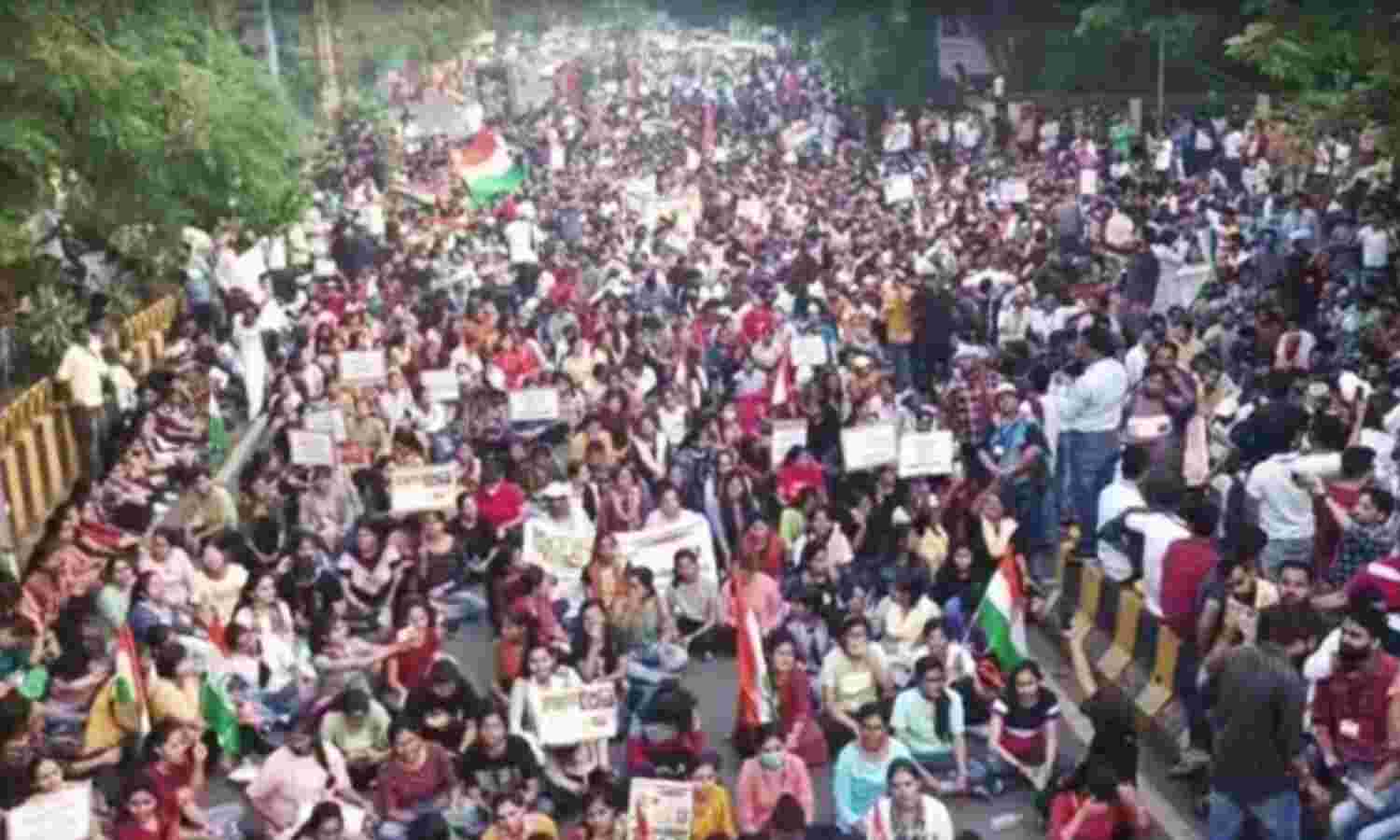 Indore News : बेरोजगारी के खिलाफ हजारों छात्रों का पैदल मार्च, मांगे पूरी नहीं करने पर सरकार को दी ये चेतावनी