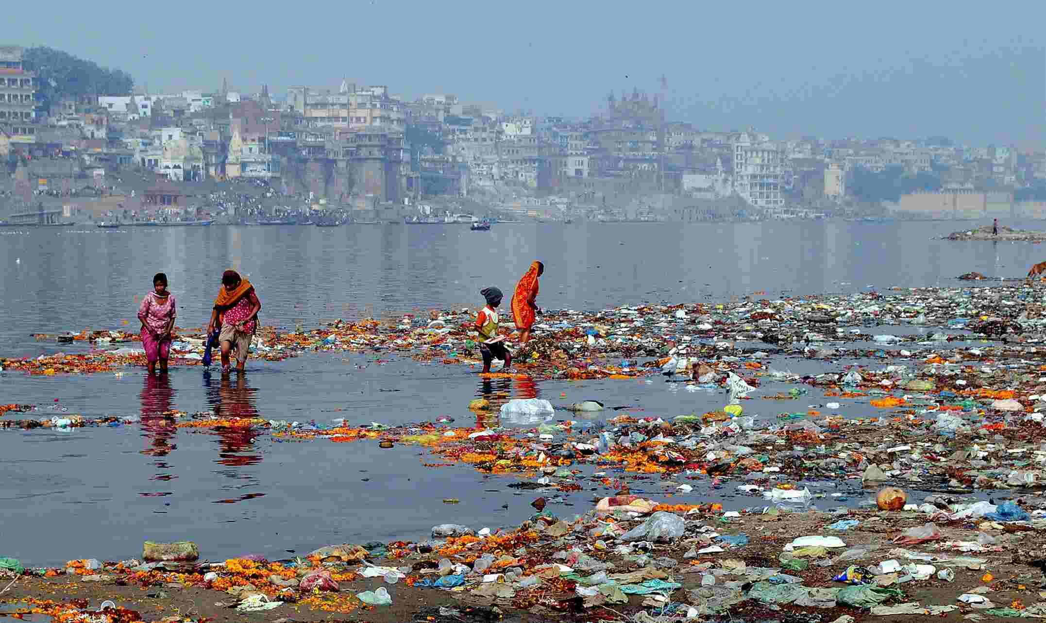 गंगा पर फटकार : आंखों में धूल झोंकने जैसा है स्वच्छ गंगा मिशन का काम, नहीं मिले इन सवालों के जवाब तो सख्त हुई अदालत