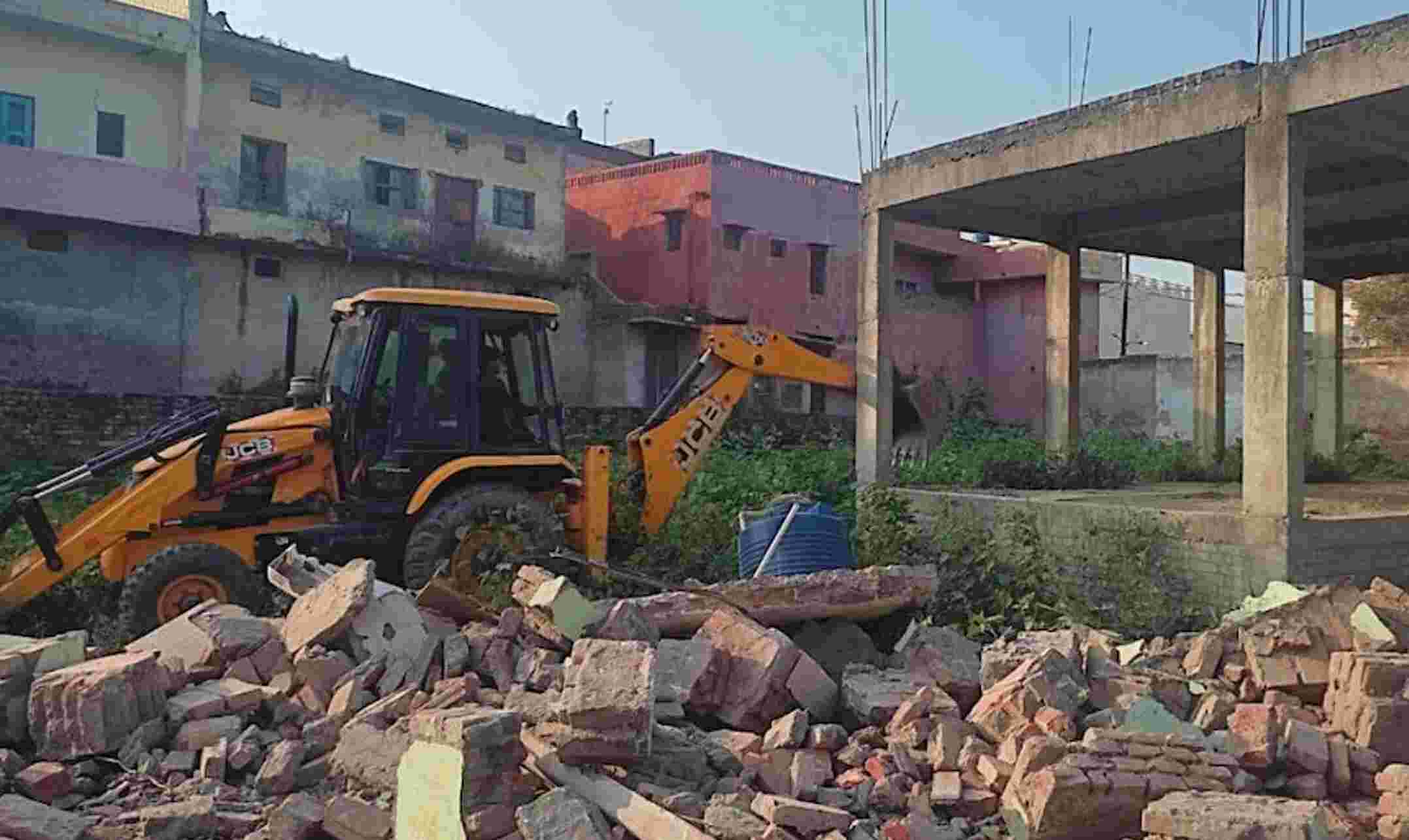 Mainpuri News : हाईकोर्ट में लगी याचिका पर सुनवाई भी नहीं हो पाई और मैनपुरी के पुराने सपा कार्यालय पर चल गया बुलडोजर