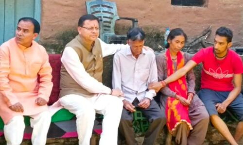 Ankita Bhandari Case:हेलीकॉप्टर से अंकिता भंडारी के गांव श्रीकोट पहुंचे मुख्यमंत्री धामी, परिजनों से की मुलाकात