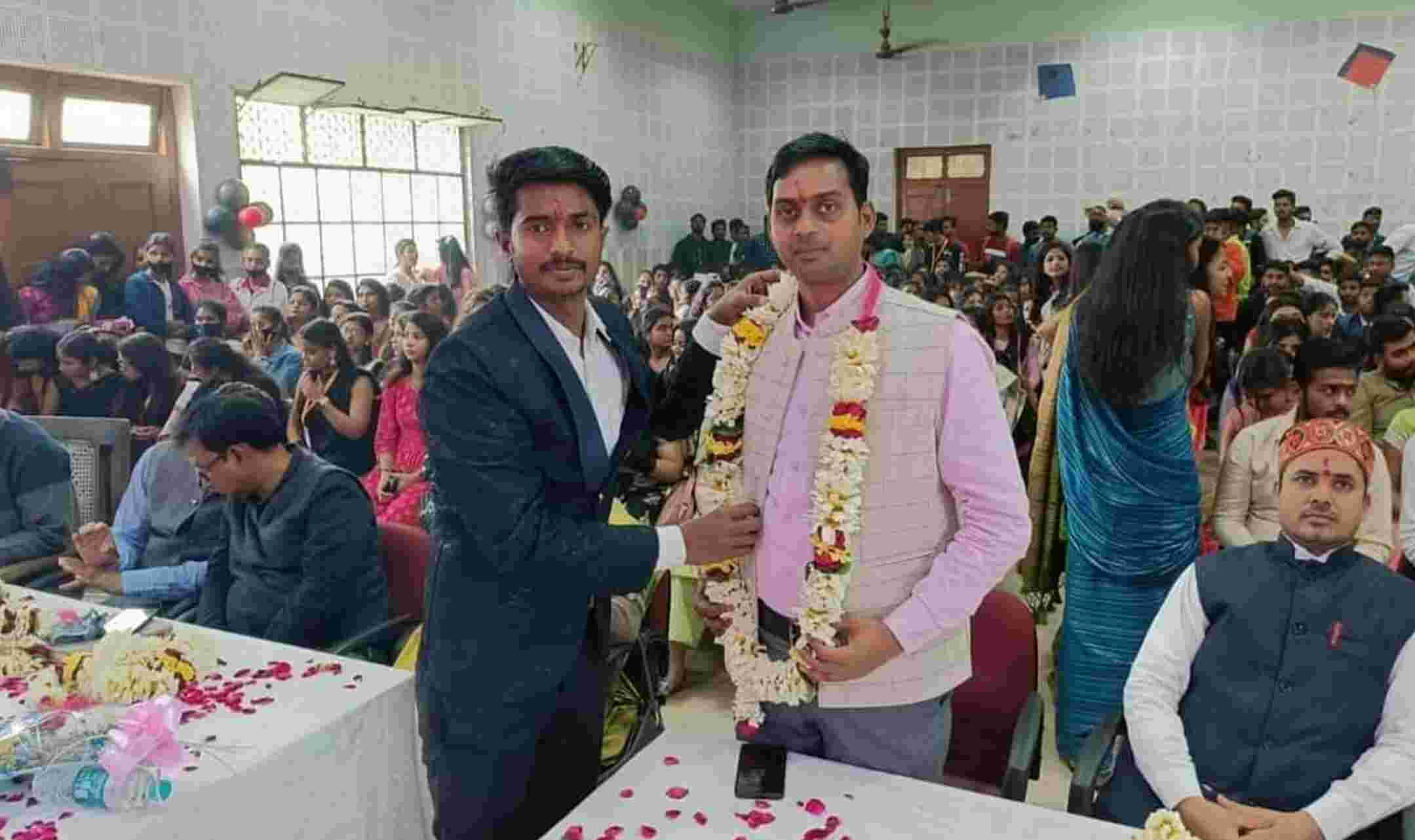 Mahatma Gandhi Kashi Vidyapith: नवरात्र में व्रत के बजाय संविधान पढ़ों लिखने वाले दलित लेक्चरर मिथिलेश कुमार गौतम  बर्खास्त, निशाने पर दलित समाज