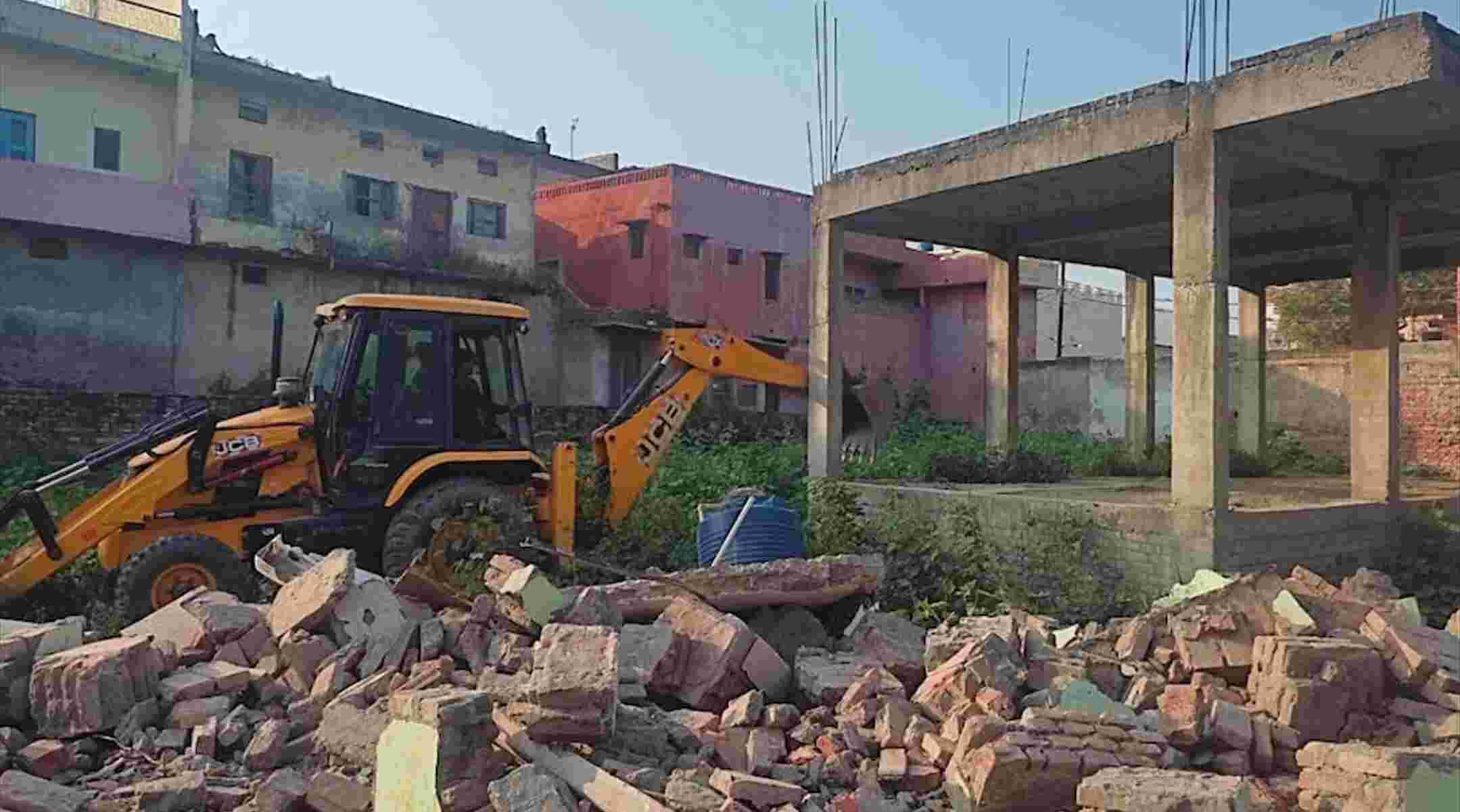 Mainpuri News Hindi: मुलायम के गढ़ में बड़ी कार्रवाई, सपा कार्यालय को बुलडोजर से गिराया, जानिए क्या है पूरा मामला?