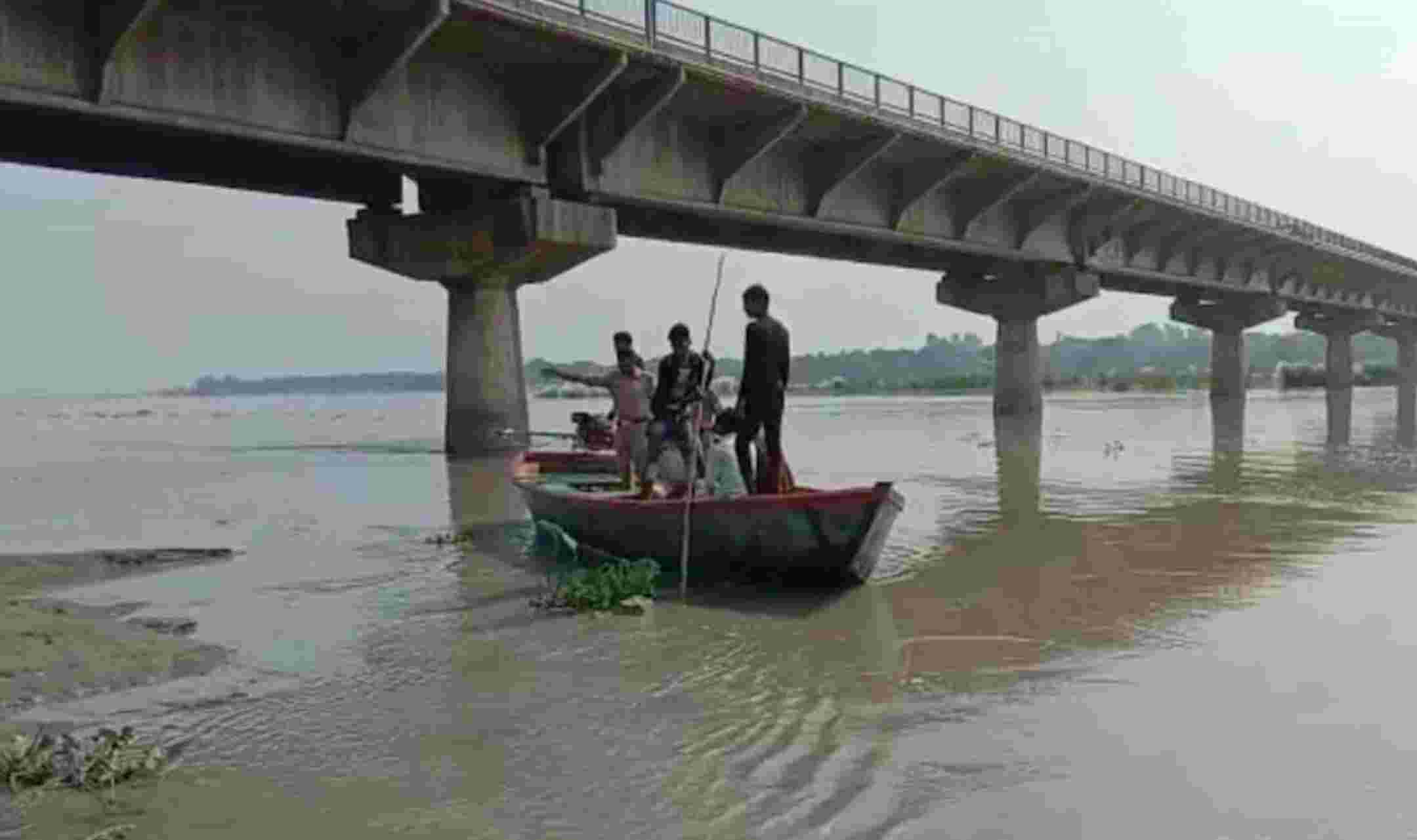 Unnao News : उन्नाव में मां के अंतिम संस्कार के बाद गंगा में कूदे दो भाई 2 भतीजा लापता, जानिए Banda में शादी से दो माह पहले लड़की ने जहर क्यों खा लिया?