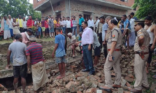 Chandauli News: यूपी के चंदौली में बड़ा हादसा, नींव की खुदाई के दौरान दीवार गिरने से तीन मजदूरों की दबकर मौत