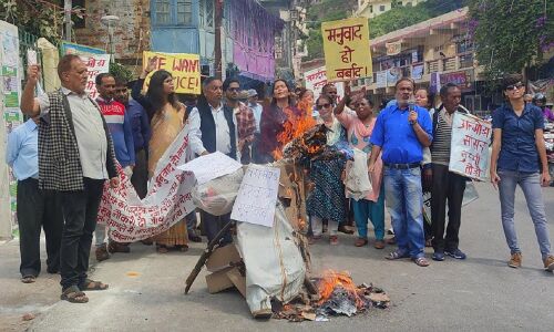 उत्तराखंड के दलित युवा जगदीश को एक माह बाद भी नहीं मिला न्याय, सरकार का पुतला दहन कर जताया आक्रोश