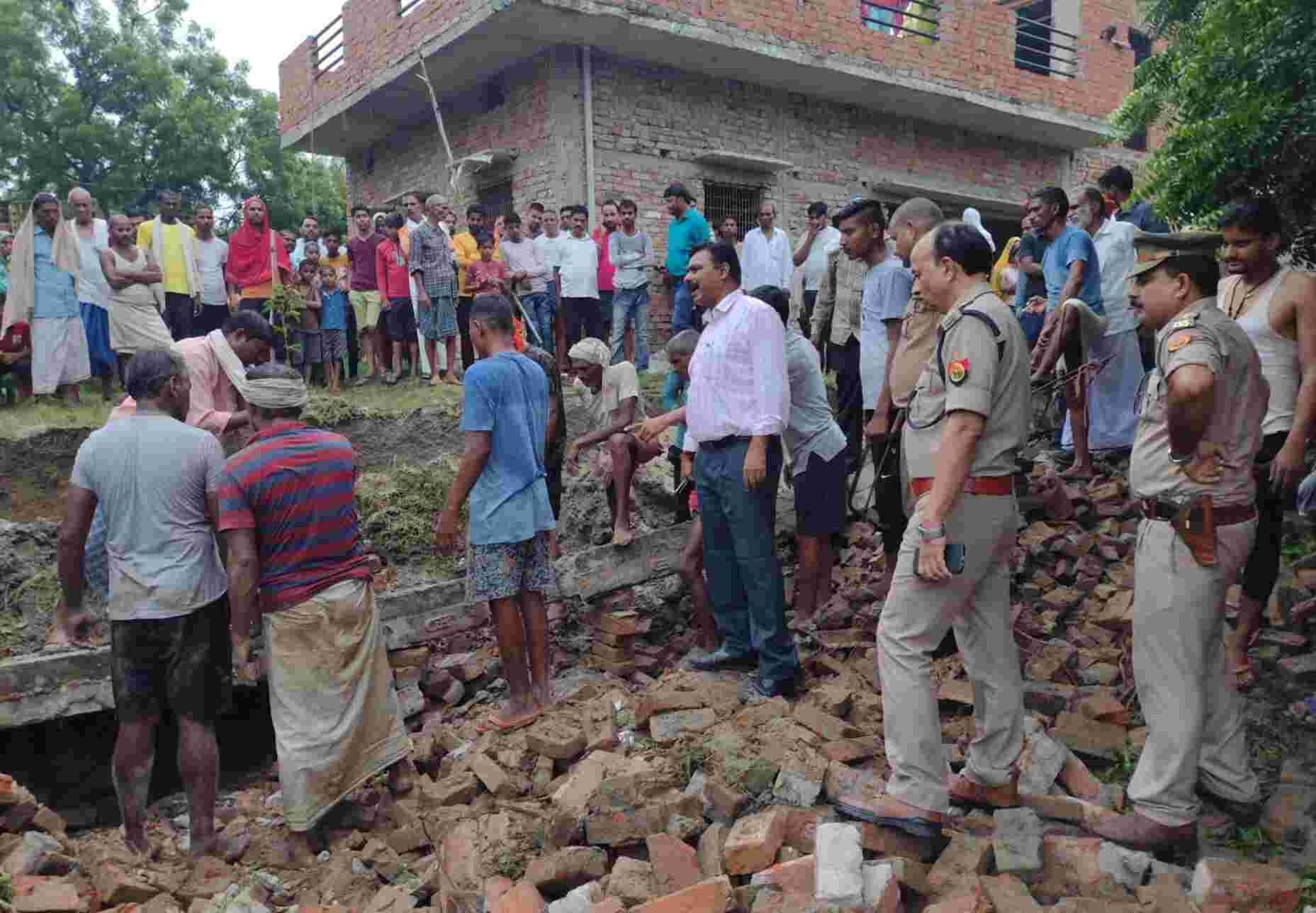 Chandauli News: यूपी के चंदौली में बड़ा हादसा, नींव की खुदाई के दौरान दीवार गिरने से तीन मजदूरों की दबकर मौत
