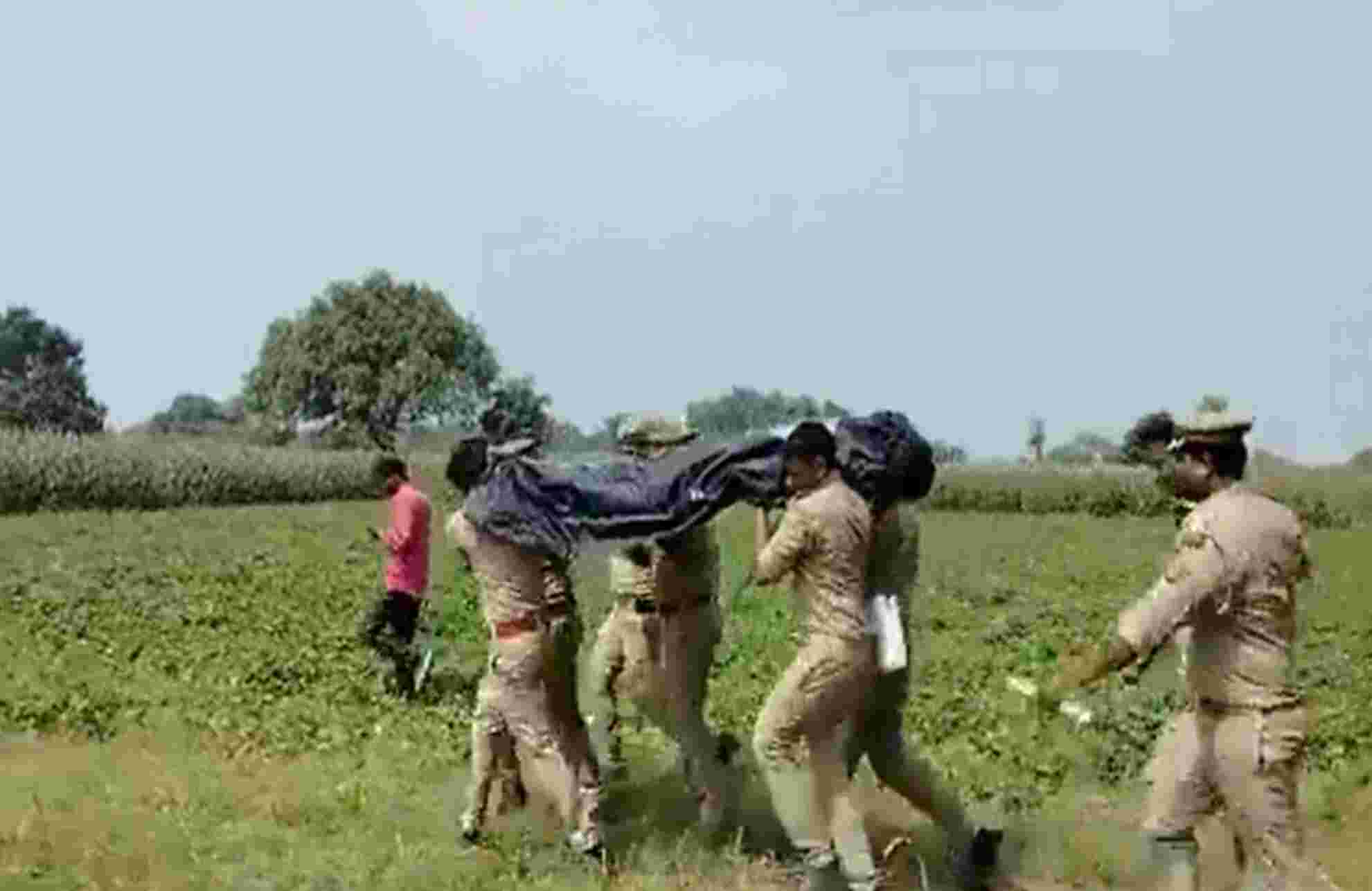 Auraiya News : बीच खेत नग्न हालत में मिला किशोरी का शव, दुष्कर्म के बाद हत्या और पुलिस पर जबरन शव ले जाने का आरोप