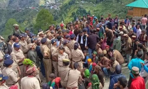 Dehradun News: फॉरेस्ट लैंड पर बना हाकम का रिजॉर्ट तोड़ने की कार्यवाही शुरू, पत्नी और ग्रामीणों को उकसाकर विरोध करना भी न आया काम